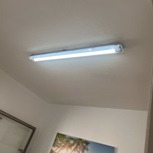 תאורת פלורסנט מותקנת על תקרה לבנה