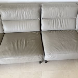 ספה אפורה עם קמטים על הריפוד