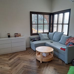 סלון עם ספה, שולחן עגול וארון מגירות