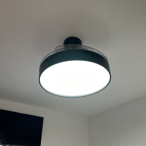 מנורת תקרה עגולה עם תאורה חזקה