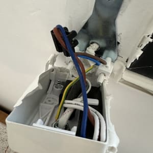 חוטי חשמל צבעוניים בקופסת חיבורים פתוחה