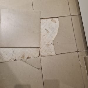 אריחים שבורים על רצפה, תיקון נדרש