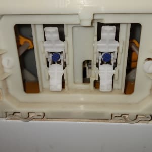 מנגנון פלסטיק עם ברגים כחולים במערכת אינסטלציה