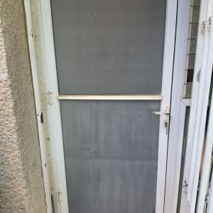 חלון אלומיניום לבן עם זכוכית חלבית או ציפוי כהה