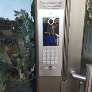 אינטרקום עם מצלמה ומקשים על דלת כניסה