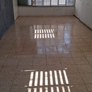 רצפה נקייה עם אור שמש דרך חלון