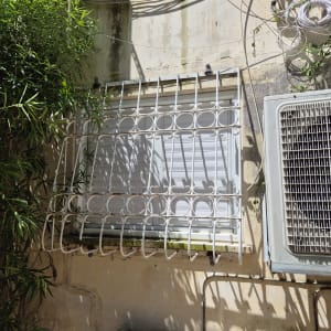 חלון עם סורגי מתכת על קיר חיצוני