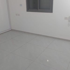 רצפה נקייה עם אריחים מבריקים בחדר ריק