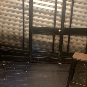 שער מתכת חשמלי עם תאורה עליונה