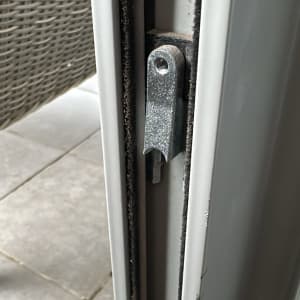 חלק ממנגנון תריס או דלת מתכת