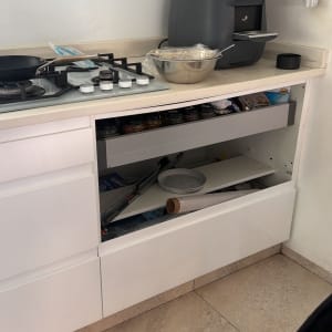 מטבח עם ארונות פתוחים וכלי עבודה נגרות