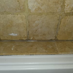 אריחים עם סימני רטיבות ונזילה