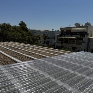 התקנת לוח סנטף שקוף על גבי פרגולת עץ