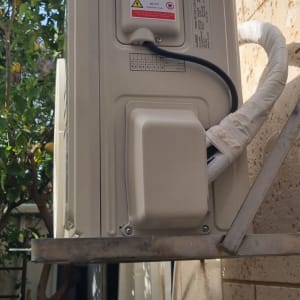 יחידת מזגן חיצונית מותקנת על קיר