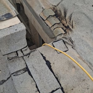 גג עם תיקוני איטום וסדקים