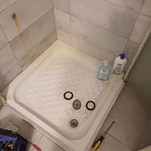 מגש מקלחת עם כלים לתיקון אינסטלציה