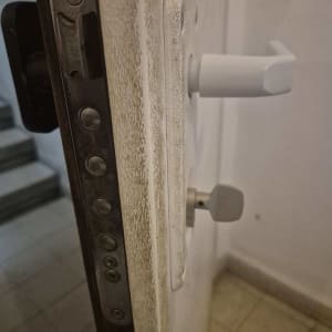 מנעול דלת עם ידית ומנגנון נעילה