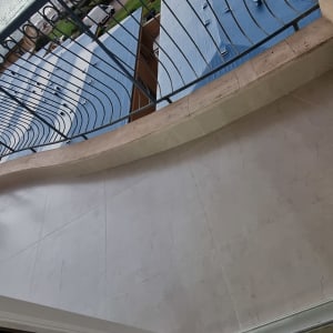 מרפסת עם רצפת אריחים חדשה ומעקה מתכת