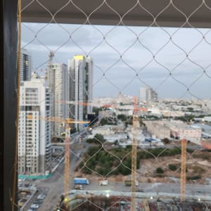 רשת הגנה על חלון למניעת כניסת יונים