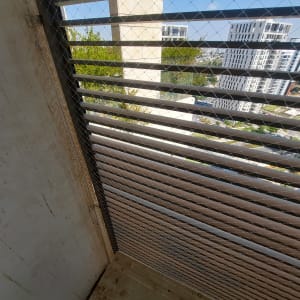 רשת מתכת מותקנת למניעת כניסת יונים