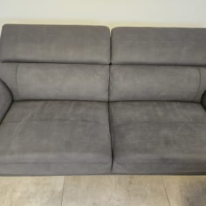 ספה אפורה נקייה עם ריפוד חלק