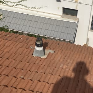 גג רעפים אדומים עם ארובה קטנה