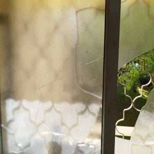 זכוכית שבורה עם דפוס גיאומטרי