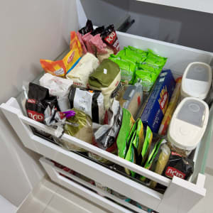 מגירת מטבח מאורגנת עם מוצרי מזון ארוזים