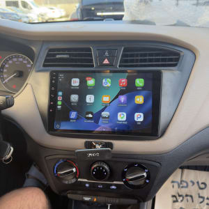 מערכת מולטימדיה ברכב עם מסך מגע ואפליקציות
