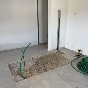 עבודות חשמל עם צינורות ירוקים וכלי עבודה