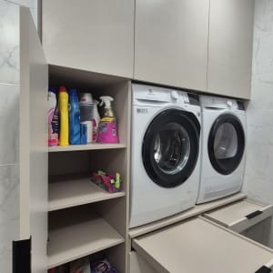 ארונות כביסה עם מכונת כביסה ומייבש