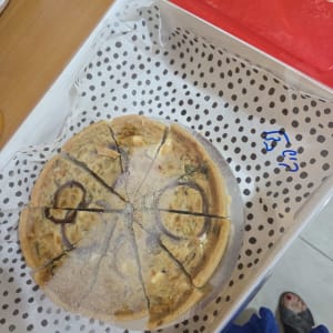 קיש חתוך בקופסה על שולחן עם לימונים