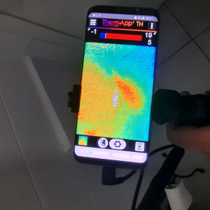 סמארטפון עם אפליקציה תרמית, מחובר לצינור