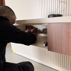 טכנאי רשת מתקין כבלים בארון חשמל