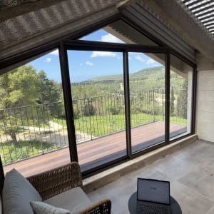 חלון אלומיניום גדול עם נוף ליער