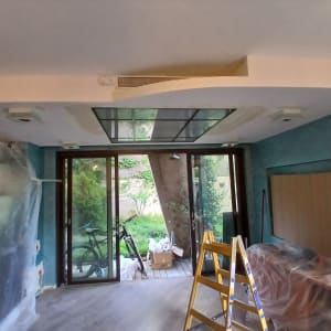 סולם וחלון זכוכית בחדר עם קירות צבועים