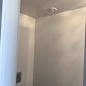 תמונה של תקרה עם תאורה שקועה