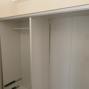 ארון לבן ריק עם מדפים פנימיים