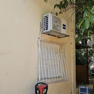 יחידת מזגן חיצונית מותקנת על קיר חיצוני