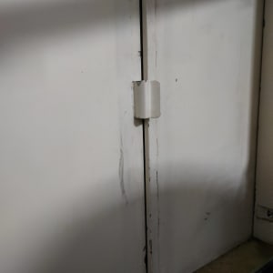 חיבור מתכת לבן על מסגרת דלת מתכתית