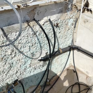 צנרת ותשתיות חיצוניות על קיר בניין