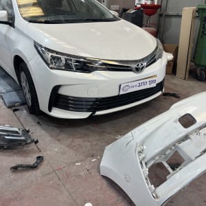 רכב לבן בתיקון עם פגוש ופנס מנותקים