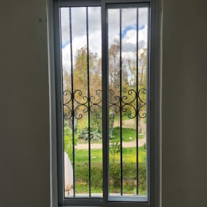 חלון אלומיניום עם סורגים נוף חיצוני