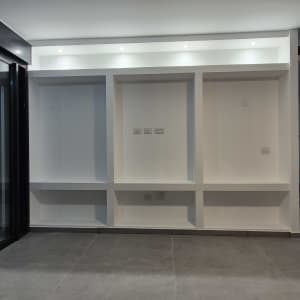 מדף גבס עם תאורה מובנית בחדר ריק