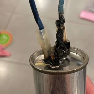 קבל מתכת עם חוטים שרופים ומחוברים