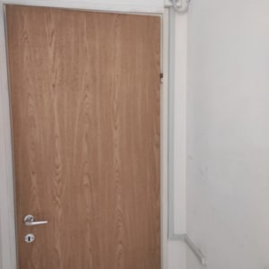 צינור חשמל ליד דלת עץ