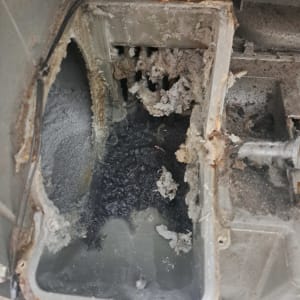 חלק פנימי של מכשיר עם לכלוך והצטברות חומרים