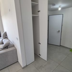 ארון פתוח עם מדפים ודלתות לבנות