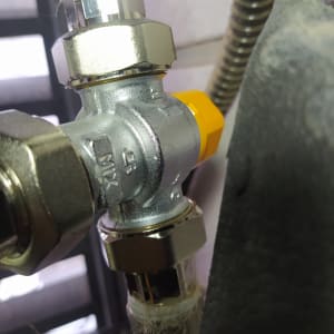 שסתום מתכת מחובר לצינור במערכת חימום