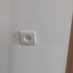 שקע חשמל על קיר לבן